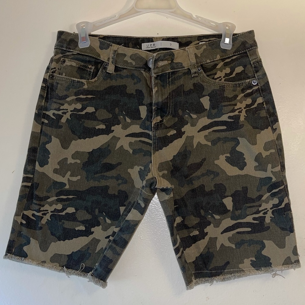 🟢🤍 Urban Basic, Army Print Shorts, Size 7 🤍🟢